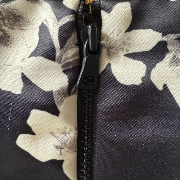 Alice + Olivia Dress Tanner in Southern Bloom Black White 6 - Picture 5 of 8